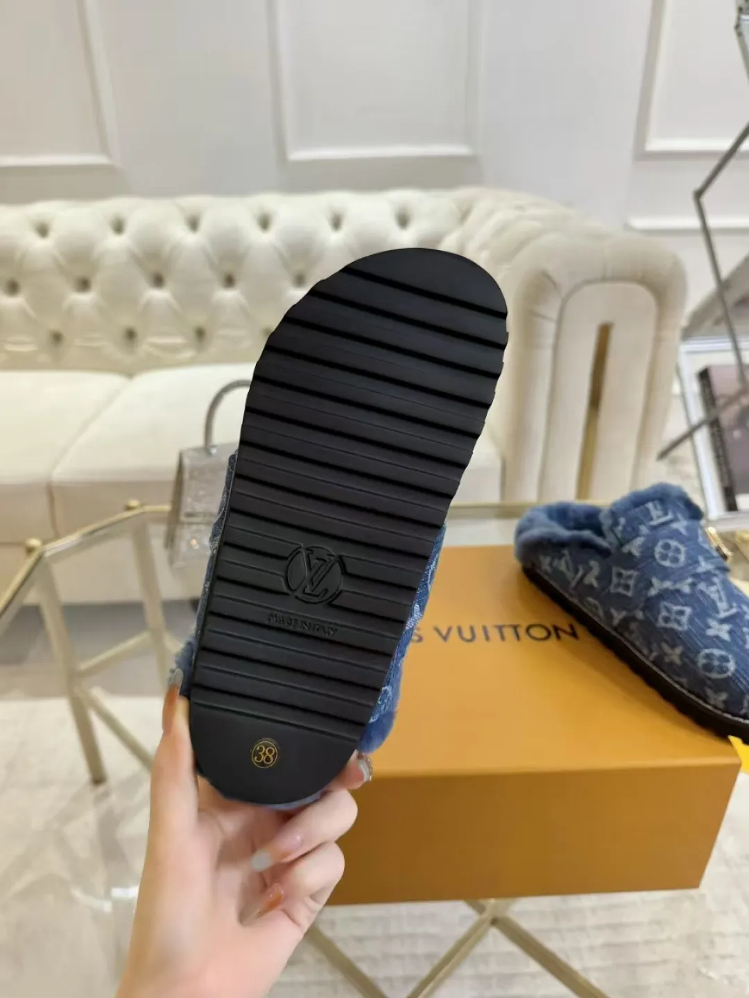 p600✨ LV Couple’s Wool Slippers｜Full of high-end feel, the soles of your feet are luxurious✨ We have achieved the ultimate restoration of the "higher version" of this pair of LV classic toe-toe slippers! 👫💫 🌟 The core advantages are clear at a glance: ✔️ Original jacquard + cowhide fabric, delicate texture, high-end at first glance; ✔️ 280% pure wool lining, wearing barefoot is like stepping on clouds ☁️, soft and skin-friendly and not sweaty; ✔️ Non-slip rubber bottom + three-dimensional toe design, super stable for walking, fashionable and practical!  👀 Must-have attention to detail: Belt buckle + classic LV presbyopic elements, revealing the aura of a big-name brand in a low-key manner ~ Whether it is a couple dating or a trip with besties, both of them are the focus when they go out👟💖 ✨ Easily match the wardrobe: jeans + sweaters, lazy and casual style ✔️ Coat + skirt, refined and elegant ✔️ One pair of shoes can handle a variety of styles, and the sense of luxury is never artificial ~ #LV slippers #couple outfit #High-End Customization #Quality Shoes Recommendation Fabric: Yangjing/classic jacquard fabric Lining: Imported wool lining Sole: Original rubber sole Size: Female 35-41 Male 38-46